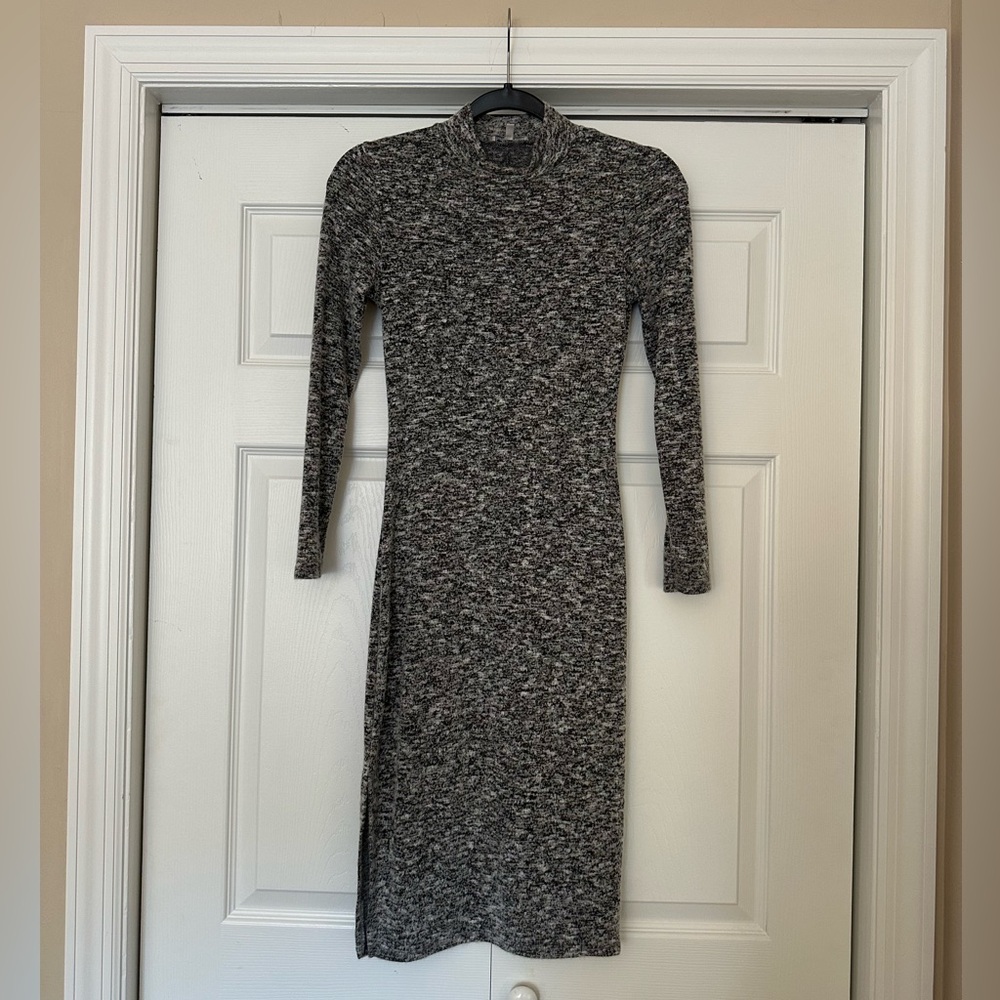 Charlotte Russe Women's gray long sleeve sweater dress midi